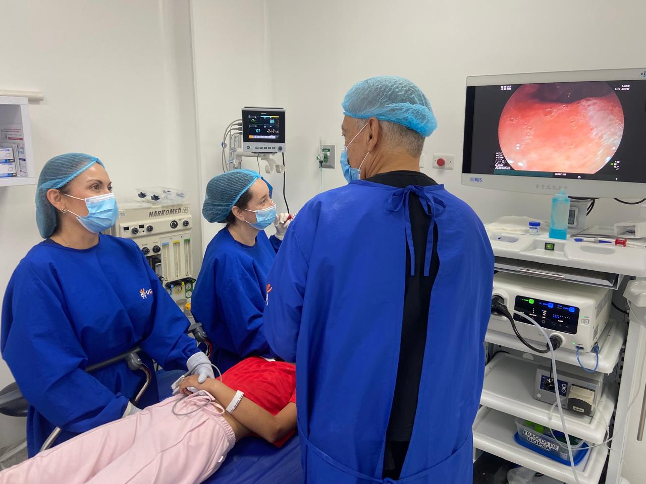 Gastroenterólogo pediatra en Bucaramanga atendiendo a un niño